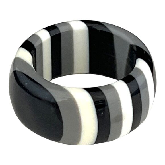 Vintage Lucite Ring Size 6.5 Black White Gray Striped Retro  13S - Picture 1 of 4